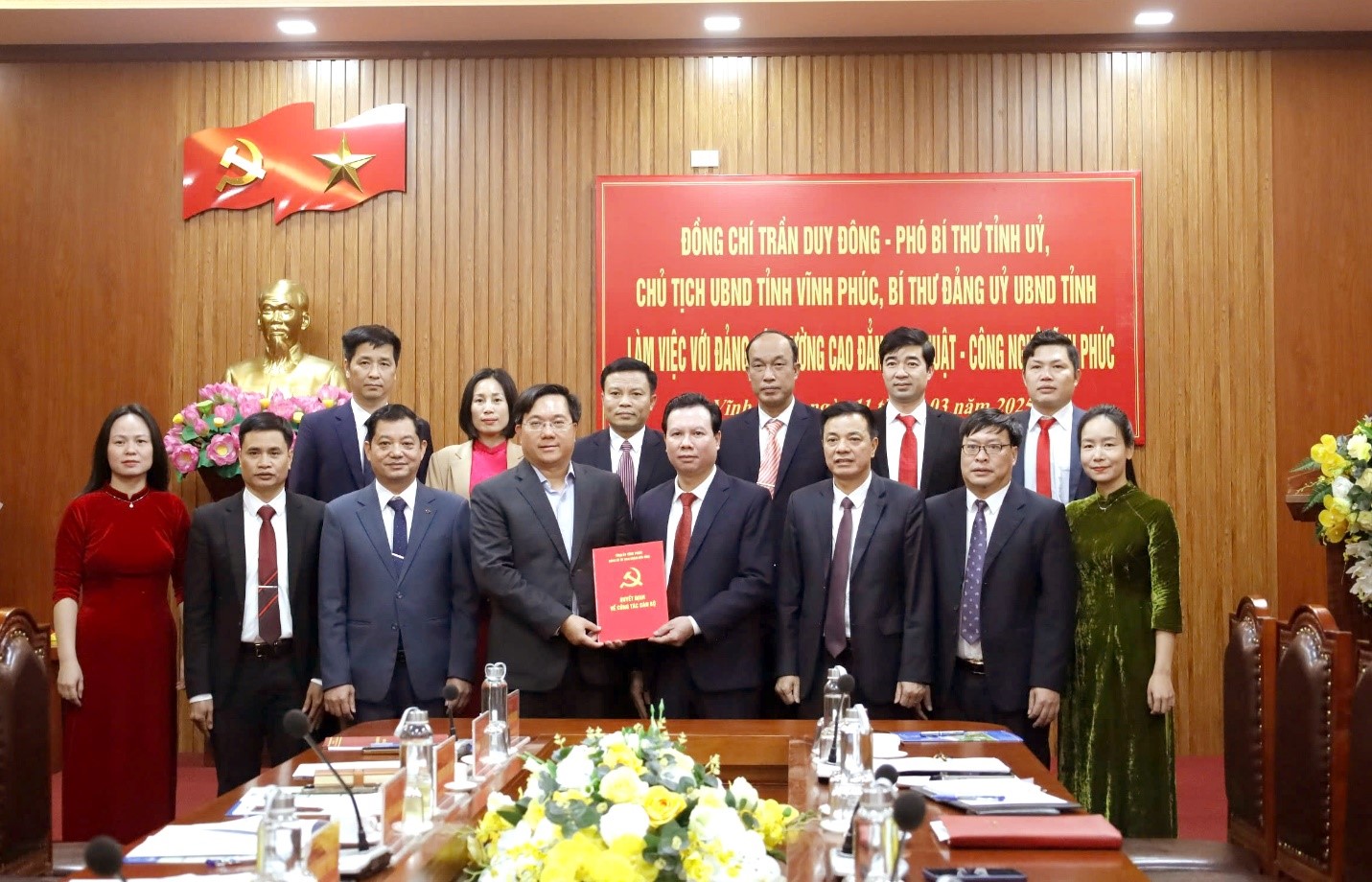 Đồng chí Trần Duy Đông - Phó Bí thư Tỉnh ủy, Chủ tịch UBND tỉnh Vĩnh Phúc, Bí thư Đảng ủy UBND trao quyết định về công tác cán bộ cho Trường Cao đẳng Kỹ thuật - Công nghệ Vĩnh Phú