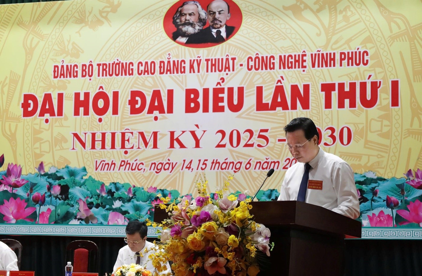 Thầy giáo, Tiến sĩ Hà Vũ Tuyến - Bí thư Đảng bộ, Hiệu trưởng nhà trường phát biểu tại Đại hội.