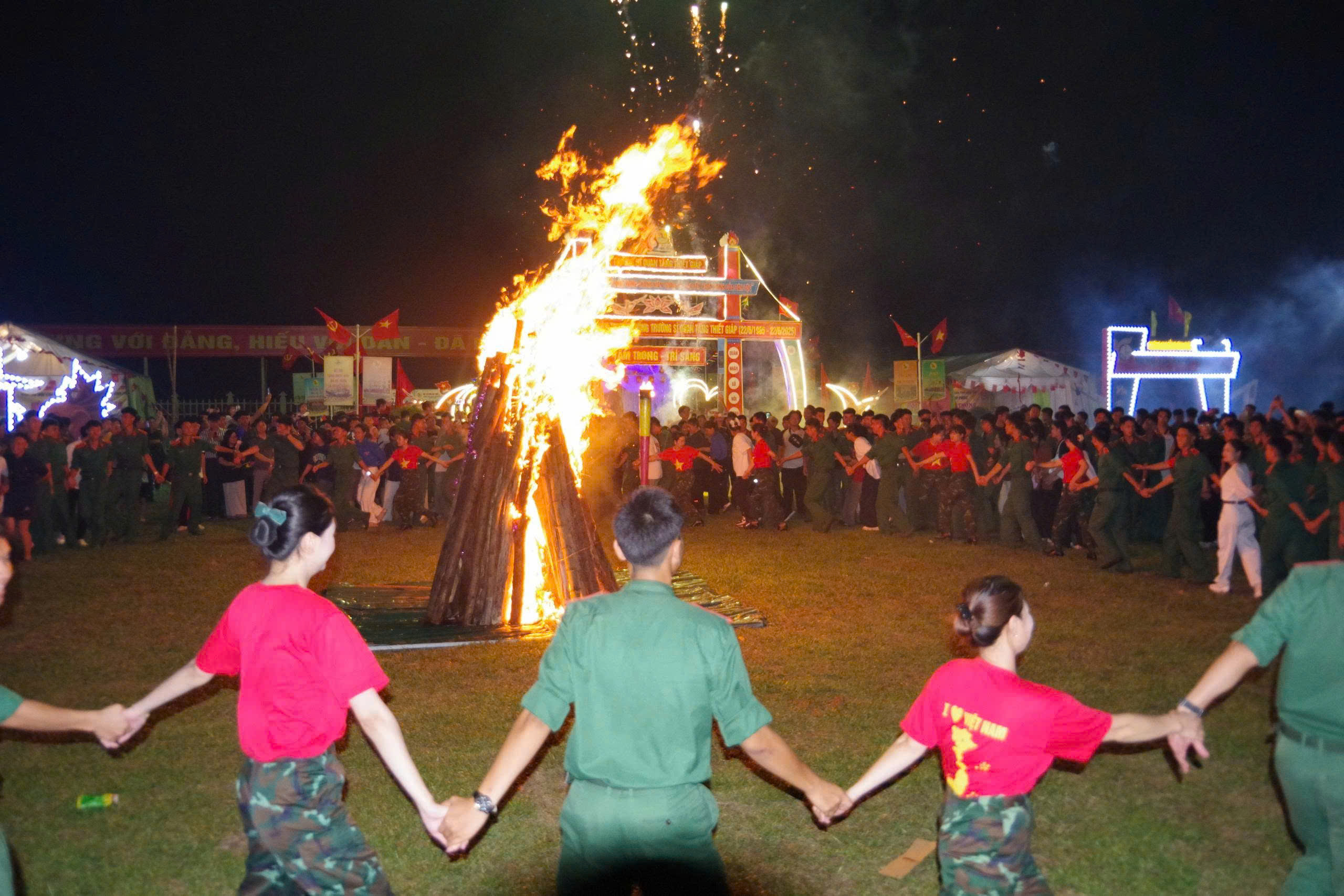 Lửa trại rực cháy giữa đêm hội – biểu tượng của tuổi trẻ, đoàn kết và khát vọng vươn lên.