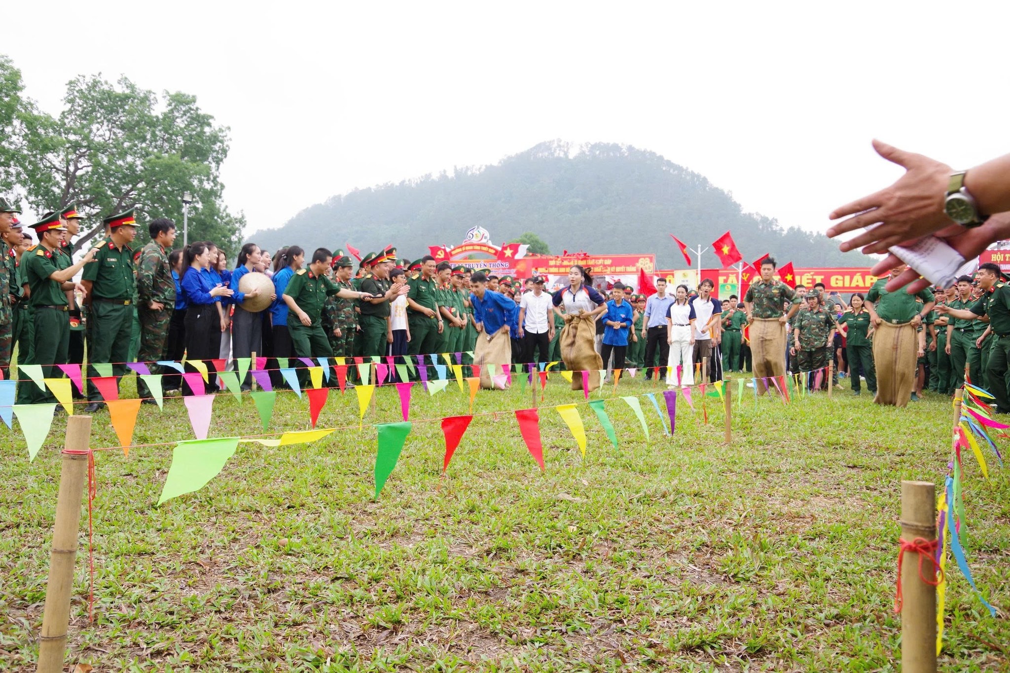 Vượt chướng ngại, giữ thăng bằng – một trong những nội dung thú vị thu hút đông đảo sinh viên tham gia.