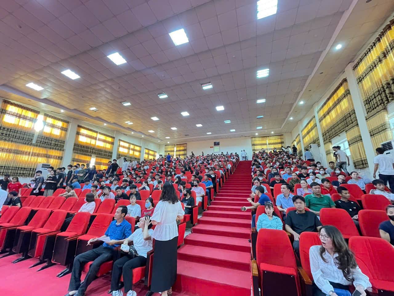 Tấm ảnh toàn thể thầy cô, cán bộ VCET trong buổi đón tân sinh viên