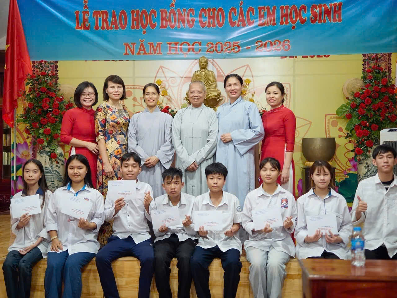 08 học sinh VCET tiêu biểu nhận học bổng từ Quỹ Ươm mầm tri thức năm học 2025–2026 