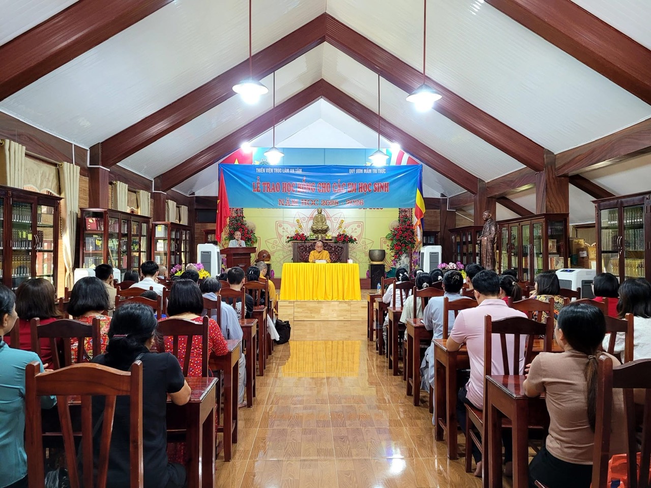 Toàn cảnh Lễ trao học bổng cho học sinh vượt khó vươn lên tại Thiền viện Trúc Lâm An Tâm