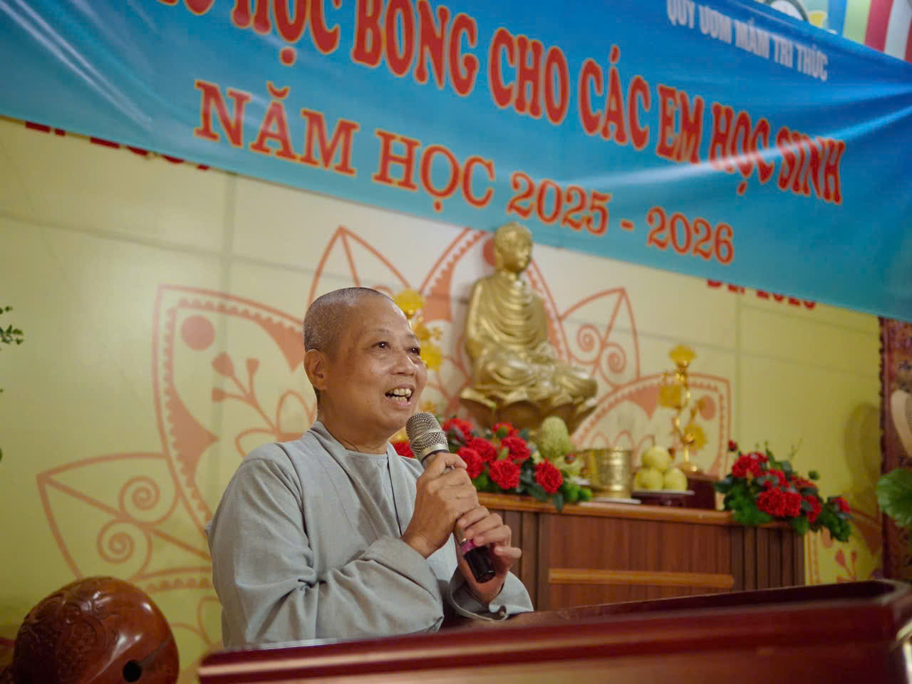 Ni Sư Thích Nữ Trí Giải - trụ trì Thiền viện, sáng lập Quỹ ươm mầm tri thức phát biểu tại buổi lễ